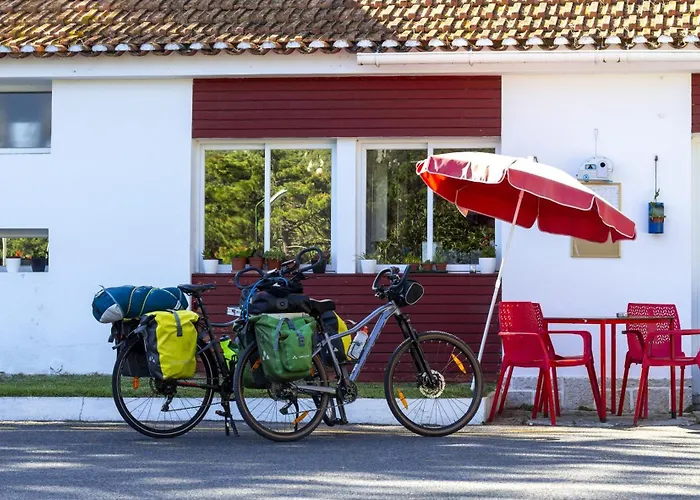 אתר קמפינג Parque De Campismo Orbitur Valado נאזרה